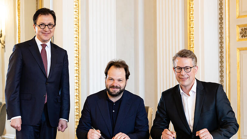 Serge Dorny, Petr Popelka und Markus Blume bei der Vertragsunterzeichnung. Serge Dorny, Petr Popelka und Markus Blume bei der Vertragsunterzeichnung.