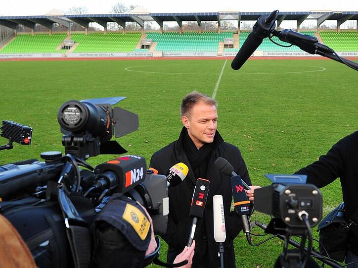 Der Vizepräsident des SSV Ulm, Mario Meuler, gibt im Donaustadion Ulm Journalisten Interviews.