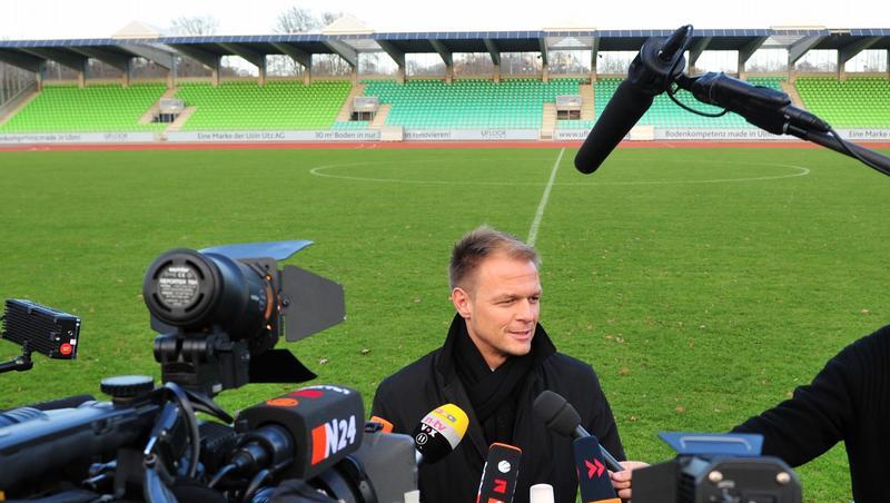 Der Vizepräsident des SSV Ulm, Mario Meuler, gibt im Donaustadion Ulm Journalisten Interviews. Der Vizepräsident des SSV Ulm, Mario Meuler, gibt im Donaustadion Ulm Journalisten Interviews.