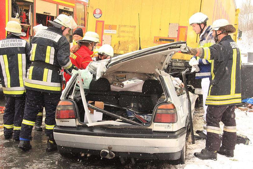 Das Auto der vier Rumänen war am Montag südlich von Rosenheim auf einem Parkplatz in den abgestellten Sattelzug gerast und wurde beimAufprall fast völlig unter das Heck des Lastwagens geschoben. Drei
junge Männer waren sofort tot. Die Polizei hatte das Auto vorher kontrolliert, hat jedoch keine Auffälligkeiten feststellen können wie es heißt.