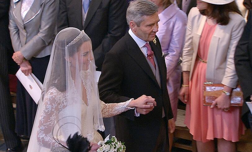 Der Brautvater führt Kate zum Altar.
