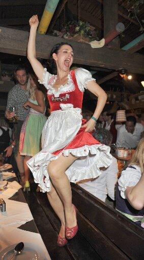 Und wenn eine (wie hier Schauspielergattin Viktoria Lauterbach) auf den Tischen tanzt...