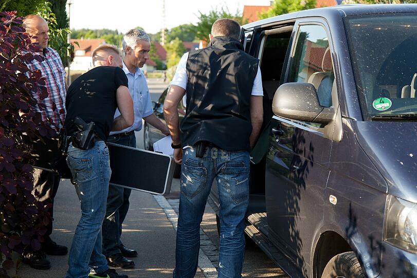 Polizeibeamte durchsuchen das Haus des Amok-Schützen von Memmingen.