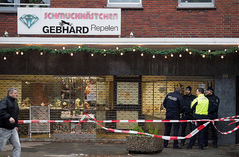 Der Tatort in Moers: In diesem Juweliersladen wurde ein mutmaßlicher Räuber erschossen.