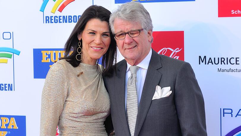 Sky-Kommentator Marcel Reif (r.) mit seiner Ehefrau Marion Kiechle, der
Münchner Medizinprofessorin. Sky-Kommentator Marcel Reif (r.) mit seiner Ehefrau Marion Kiechle, der
Münchner Medizinprofessorin.