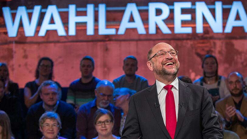 &bdquo;Wenn Frau Merkel sich durchsetzt, sinken die Renten weiter ab&ldquo;, warnt SPD-Kanzlerkandidat Martin Schulz vor einer Wiederwahl der CDU-Chefin zur Kanzlerin.