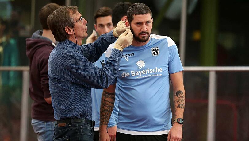 Noch nicht ganz in Form ist Löwe Sascha Mölders beim Laktattest nach der Winterpause. Er sieht's aber entspannt und das zurecht, denn Tore schießt der Mittelstürmer trotz Plauze - wie er beim Test gegen Wacker Innsbruck beweist. Noch nicht ganz in Form ist Löwe Sascha Mölders beim Laktattest nach der Winterpause. Er sieht's aber entspannt und das zurecht, denn Tore schießt der Mittelstürmer trotz Plauze - wie er beim Test gegen Wacker Innsbruck beweist.