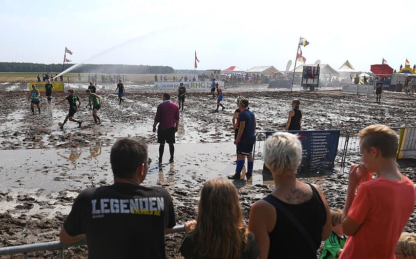 Deutsche Meisterschaft im Matschfußball: Die beliebte Schlammschlacht feiert ihr zehnjähriges Jubiläum.