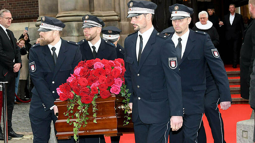 Polizisten trugen den Sarg von Jan Fedder aus der Kirche Sankt Michaelis