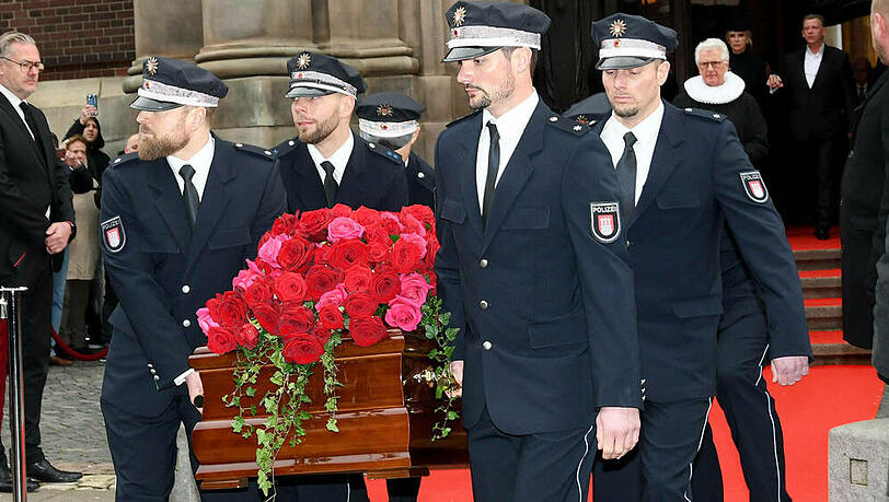 Polizisten trugen den Sarg von Jan Fedder aus der Kirche Sankt Michaelis Polizisten trugen den Sarg von Jan Fedder aus der Kirche Sankt Michaelis