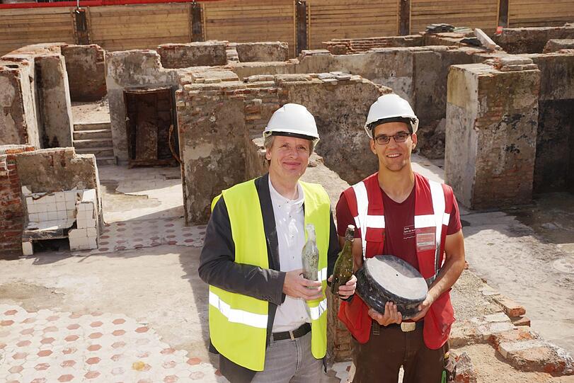 Archäologie am Marienhof: Christoph Behrer und Jonas Friedrich zeigen Fundstücke.