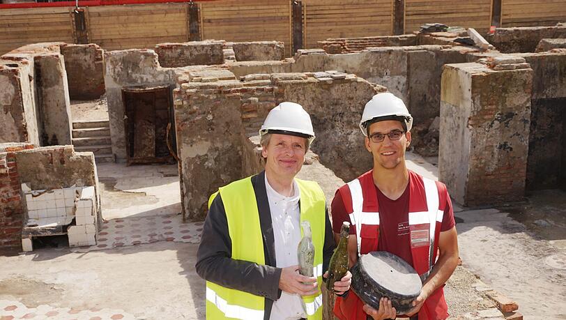 Archäologie am Marienhof: Christoph Behrer und Jonas Friedrich zeigen Fundstücke.