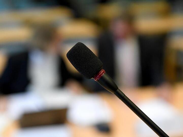 Das Mikrofon für Wortbeiträge steht im Gerichtssaal. Foto: Carsten Rehder/dpa