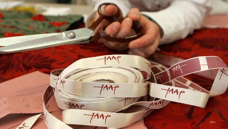 Blick auf Schneider-Utensilien im Modeatelier "Jaap" in Berlin. Immer mehr Maßschneider machen ihren Meister. Blick auf Schneider-Utensilien im Modeatelier "Jaap" in Berlin. Immer mehr Maßschneider machen ihren Meister.