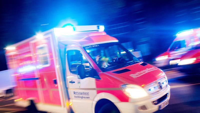 Ein Rettungswagen fährt mit Blaulicht durch eine Straße. Foto: Marcel Kusch/dpa/Symbolbild Ein Rettungswagen fährt mit Blaulicht durch eine Straße. Foto: Marcel Kusch/dpa/Symbolbild