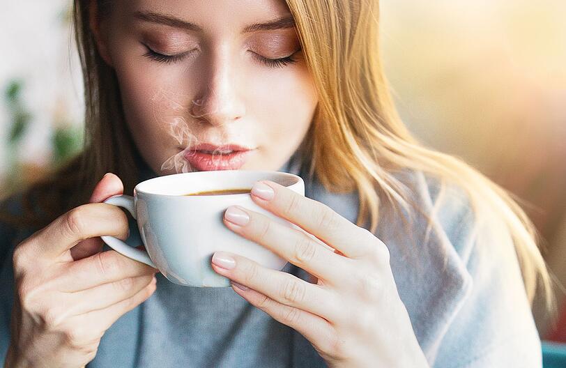 Auch Kaffee sowie schwarzer und grüner Tee werden bei der täglichen Flüssigkeitszufuhr berücksichtigt - jedoch nur, wenn sie ohne Zucker getrunken werden. In erster Linie zählen diese Heißgetränke jedoch in die Kategorie Genussmittel. Dennoch können Erwachsene problemlos drei bis vier Tassen pro Tag davon trinken. Auch Kaffee sowie schwarzer und grüner Tee werden bei der täglichen Flüssigkeitszufuhr berücksichtigt - jedoch nur, wenn sie ohne Zucker getrunken werden. In erster Linie zählen diese Heißgetränke jedoch in die Kategorie Genussmittel. Dennoch können Erwachsene problemlos drei bis vier Tassen pro Tag davon trinken.