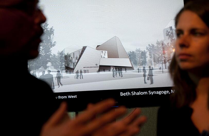 esucher unterhalten sich am Mittwoch (04.05.11) im Juedischen Museum in Muenchen vor einem Monitor, auf dem der Entwurf einer Synagoge fuer die Juedische Gemeinde Muenchen Beth Shalom e.V des Architekten Daniel Libeskind zu sehen ist.