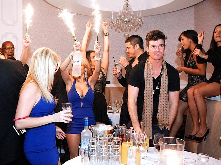 Mit dabei ist auch Robin Thicke. Er lässt es an Silvester am auch am Times Square krachen.