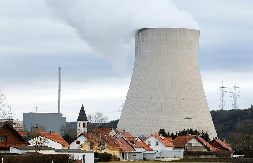 Der Kühlturm des AKW Isar 1 und 2 nahe Essenbach.