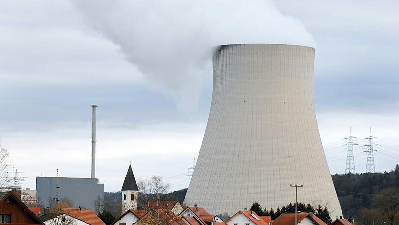 Der Kühlturm des AKW Isar 1 und 2 nahe Essenbach. Der Kühlturm des AKW Isar 1 und 2 nahe Essenbach.