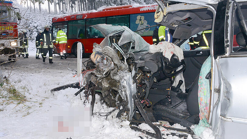 Die Autofahrerin wurde schwer verletzt, die Schulkinder kamen hingegen mit dem Schrecken davon. Die Bilder vom Unfallort.