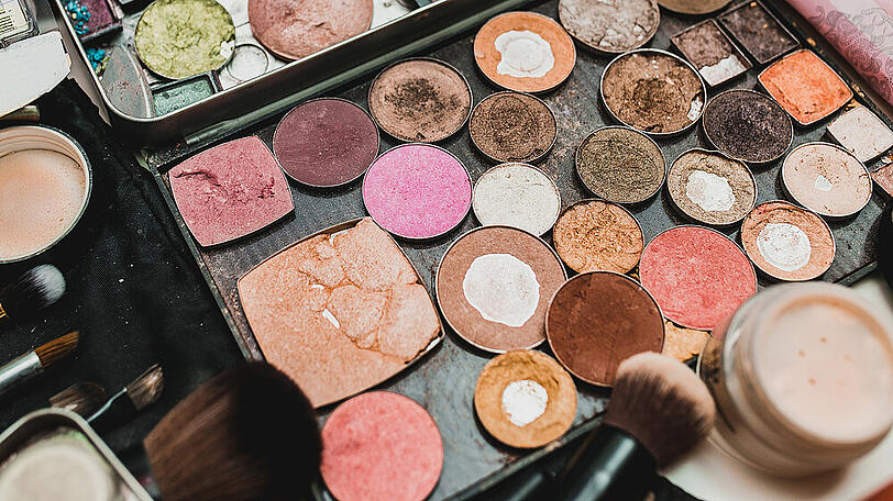 Altes Make-up kann der Haut schaden und sollte entsorgt werden.