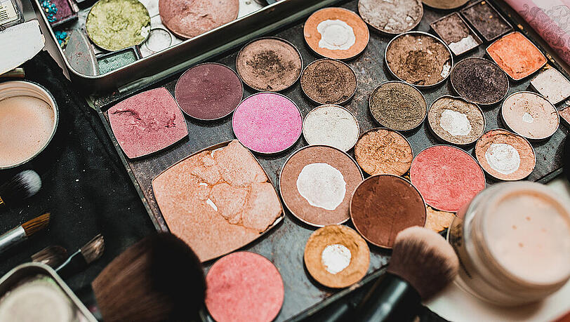 Altes Make-up kann der Haut schaden und sollte entsorgt werden.