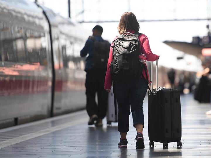 Auch Bahnkunden sollen von der geplanten Mehrwertsteuersenkung der Bundesregierung profitieren.