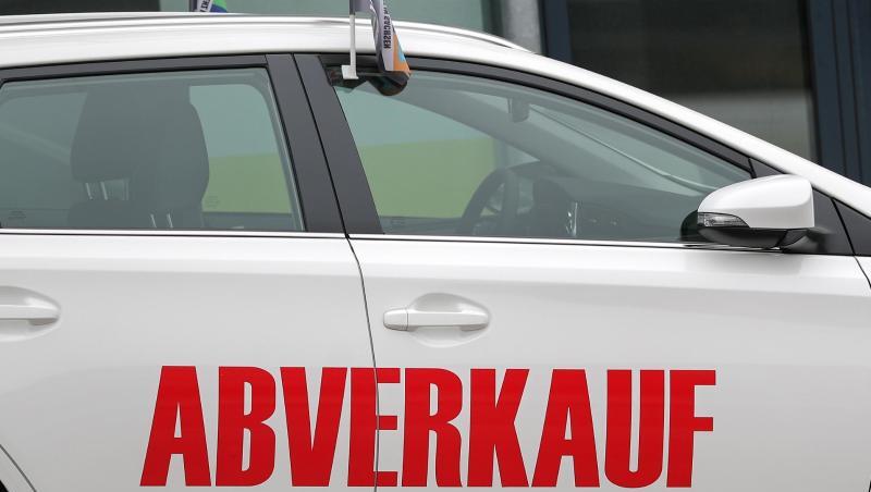 Der Schriftzug "Abverkauf" steht auf einem weißen Toyota vor einem Autohaus. Der Schriftzug "Abverkauf" steht auf einem weißen Toyota vor einem Autohaus.