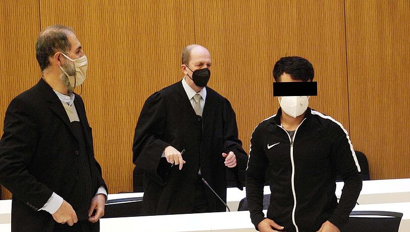 Der Angeklagte und sein Anwalt Peter Schneider.