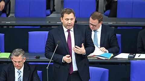 Bundesfinanzminister Lars Klingbeil (SPD) hat die Senkung der Stromsteuer für alle noch nicht komplett abgehakt.