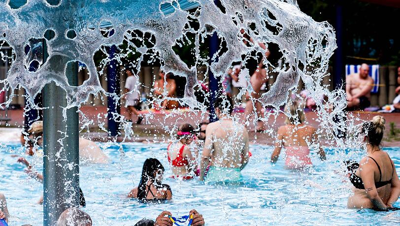 Die beste Abkühlung bei Hitzegraden: Freibad-Besuch. (Archivbild) Die beste Abkühlung bei Hitzegraden: Freibad-Besuch. (Archivbild)