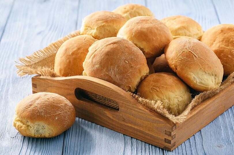 Basisrezepte für Brötchen können schnell variiert und mit neuen Zutaten verfeinert werden. So gelingen auch leckere Kartoffelbrötchen im Handumdrehen. Für rund zwölf Brötchen werden etwa drei geschälte und gekochte Kartoffeln (300 Gramm) benötigt. Das gekochte und abgekühlte Gemüse wird mit etwas Salz zu Kartoffelstampf verarbeitet. Aufgepasst: Kartoffelwasser nicht wegschütten. Basisrezepte für Brötchen können schnell variiert und mit neuen Zutaten verfeinert werden. So gelingen auch leckere Kartoffelbrötchen im Handumdrehen. Für rund zwölf Brötchen werden etwa drei geschälte und gekochte Kartoffeln (300 Gramm) benötigt. Das gekochte und abgekühlte Gemüse wird mit etwas Salz zu Kartoffelstampf verarbeitet. Aufgepasst: Kartoffelwasser nicht wegschütten.