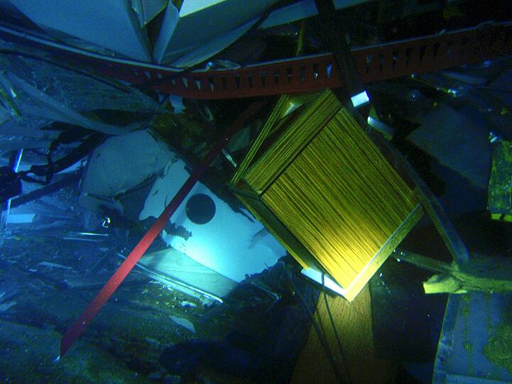 Neue Unterwasserbilder des Unglücksschiff zeigen das Ausmaß der Zerstörung. Auch am vierten Tag nach der Havarie geht die Suche nach Vermissten und Überlebenden weiter.
