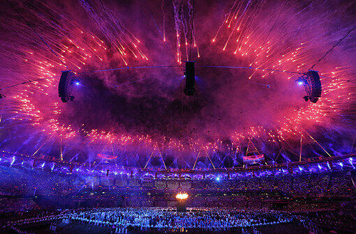 Die Feuerwerke funkelten, die Show faszinierte und ganz London war in Aufruhr: Am Freitagabend wurden die Olympischen Spiele 2012 mit viel Bombast eröffnet.