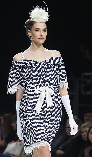 In Moskau findet vom 24. - 28. Oktober die Volvo Fashion Week statt. Schöne Frauen, schrille Outfits und jede Menge Glamour. Die Bilder von der Fahsion Week.