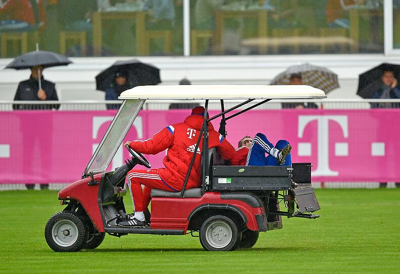 Der FCB-Schock in Bildern - hier wird der verletzte Philipp Lahm beim Training abtransportiert!