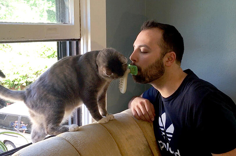 Mit dieser Schnuller-Zunge können Katzenbesitzer ihren Haustieren jetzt noch mehr Zuneigung zuteil werden lassen.
