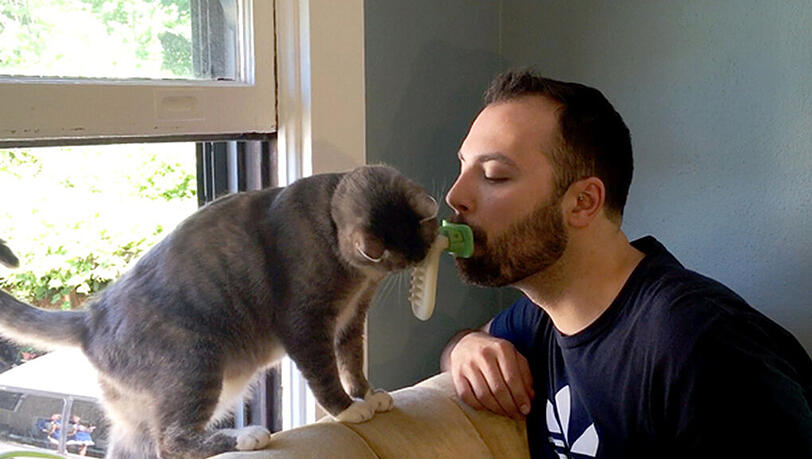 Mit dieser Schnuller-Zunge können Katzenbesitzer ihren Haustieren jetzt noch mehr Zuneigung zuteil werden lassen. Mit dieser Schnuller-Zunge können Katzenbesitzer ihren Haustieren jetzt noch mehr Zuneigung zuteil werden lassen.