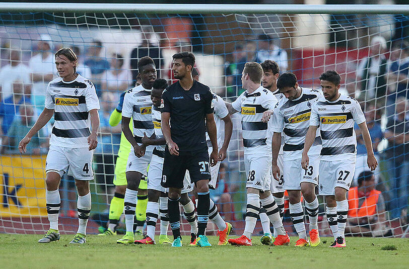 Frust vor jubelnden Fohlen: Löwen-Defensivspieler Yegenoglu.