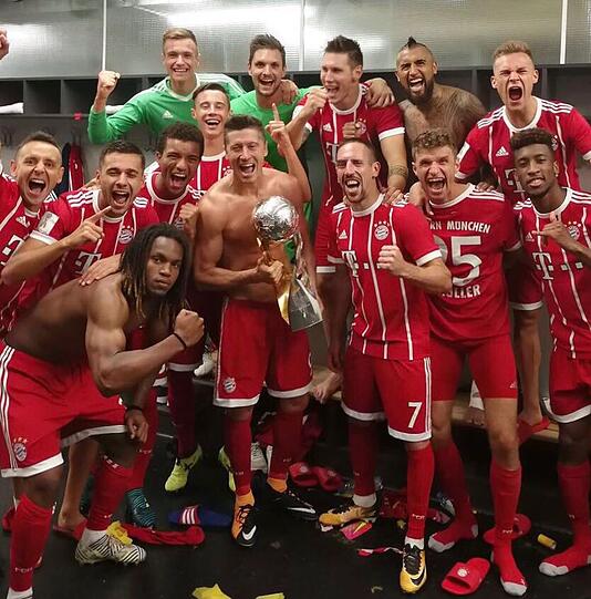 Bayerische Muskelspiele: Die Spieler jubeln mit der Supercup-Trophäe in der Kabine.