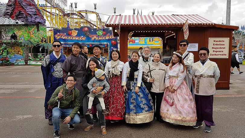 Diese Südkoreaner tragen ihr traditionelles Festtagsgewand.