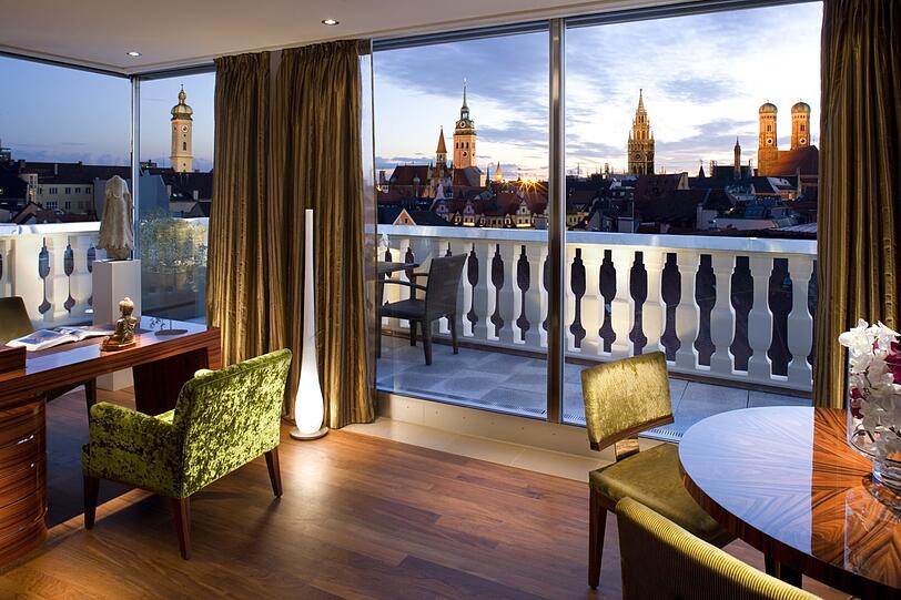 Die Große Präsidenten-Suite (325 m2) im Mandarin Oriental hat fünf Schlafzimmer, Whirlpool und Dampfbad im Hauptbadezimmer, dazu gehört ein Mercedes, auf Wunsch auch ein Butler. Eine (Wiesn-)Nacht kostet: 17.000 Euro. Neben der Saison sind die Preise ähnlich.