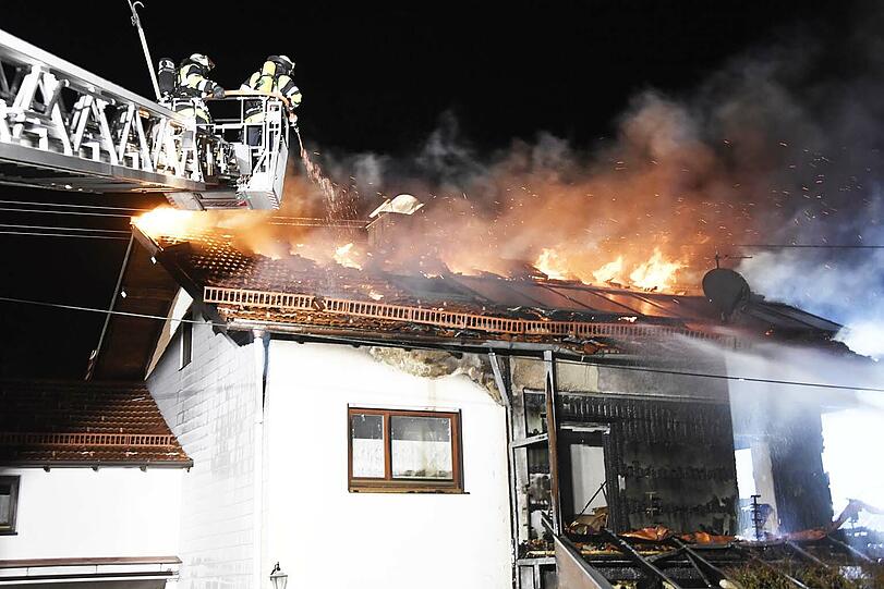 Ein Wohnhaus in Otterfing (Landkreis Miesbach) ist in der Nacht zu Mittwoch bei einem Brand komplett zerstört worden.
