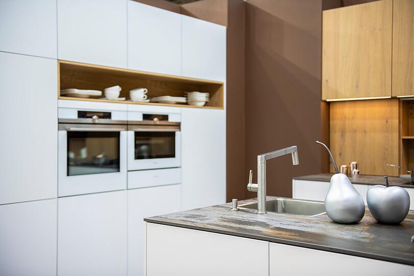 Namhafte große Markenhersteller prasentieren ihre Kuchen in unterschiedlichen Stilen und Materialien, aber auch Schranksysteme, Kuchengerate und Accessoires.