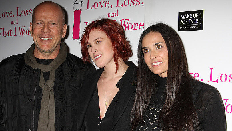 Bruce Willis verbringt die Corona-Isolation unter anderem mit Tochter Rumer und Ex-Frau Demi Moore. Bruce Willis verbringt die Corona-Isolation unter anderem mit Tochter Rumer und Ex-Frau Demi Moore.