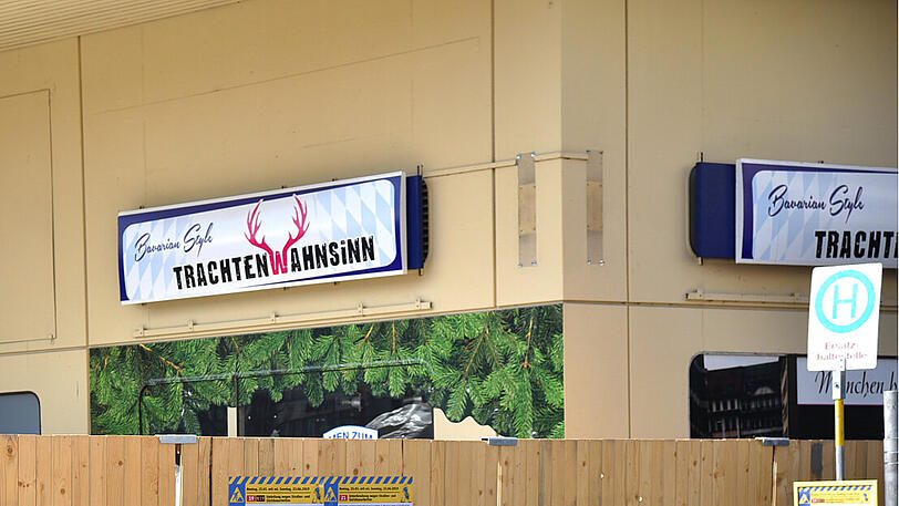 Das Schild "Trachtenwahnsinn" hängt noch.