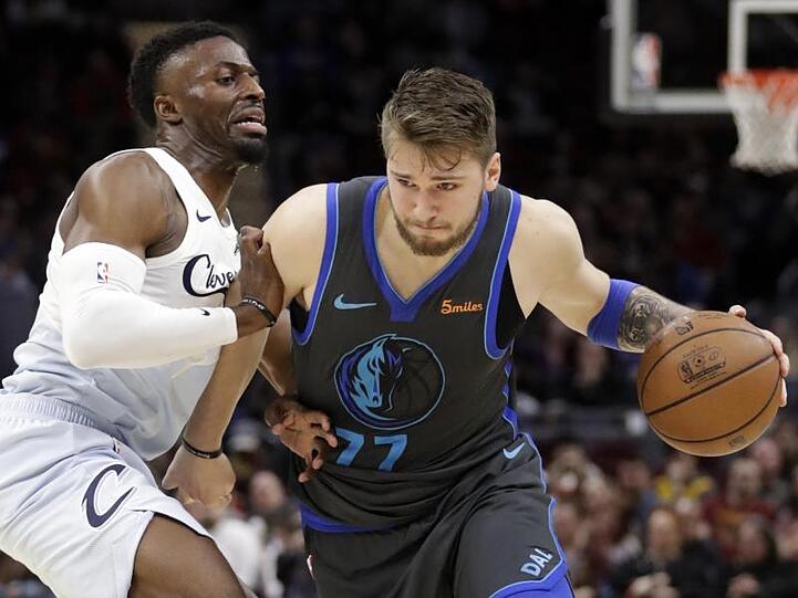 Luka Doncic (r) von den Mavericks kann sich gegen David Nwaba von den Cleveland Cavaliers durchsetzen.