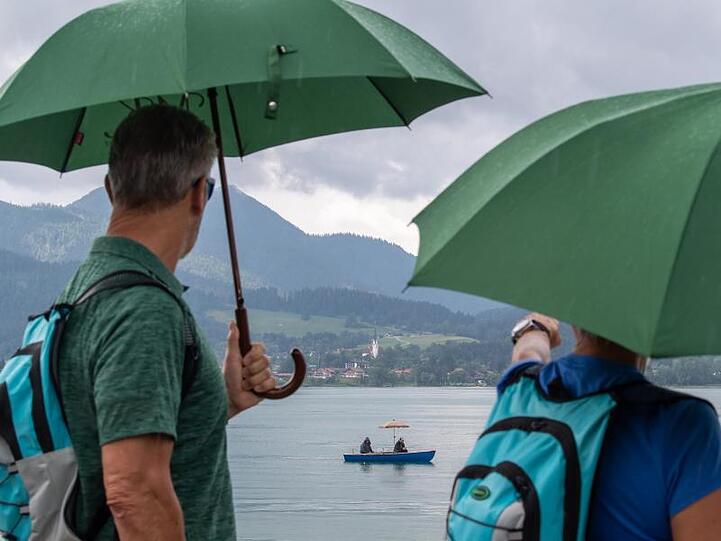 Regenwetter am Tegernsee. Foto: Peter Kneffel/Archivbild