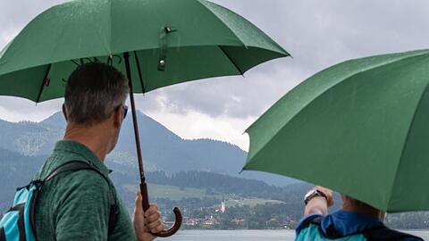 Regenwetter am Tegernsee. Foto: Peter Kneffel/Archivbild